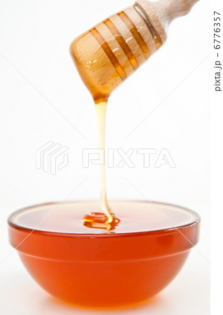 Honey trickle dropping in bowl Honey trickle dropping in bowl 6776357