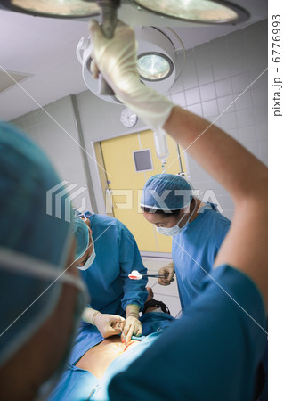 Nurse illuminating the operating table 6776993