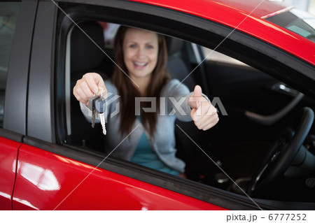 Woman holding car keys 6777252