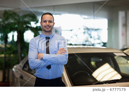 Man standing while crossing his arms 6777579