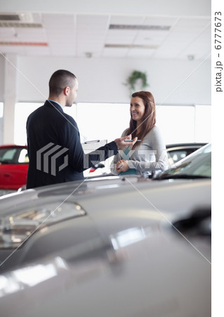 Salesman speaking with a woman 6777673