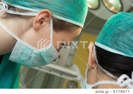 Two women surgeons 6778677