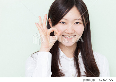 OKの合図をする女の子 6782155