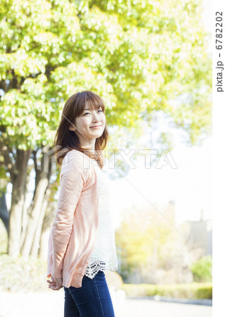 新緑の中の女性 6782202
