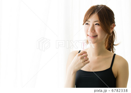 フェイスローラーを使う女性 フェイスローラーを使う女性 6782338