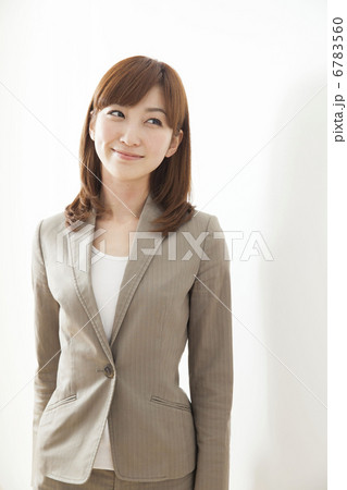 スーツの女性 6783560