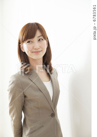 スーツの女性 6783561