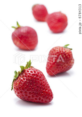 白背景に複数のイチゴ 6784313