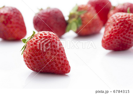 白背景に複数のイチゴ 白背景に複数のイチゴ 6784315