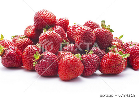 白背景に山盛りの苺 白背景に山盛りの苺 6784318