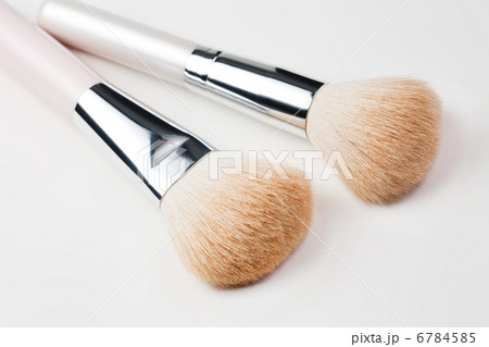 Cosmetic brushes on white Cosmetic brushes on white 6784585