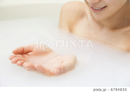 湯船に浸かる女性 湯船に浸かる女性 6784830
