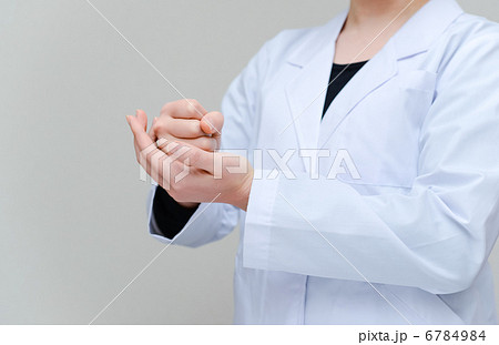 相槌を打つ白衣の女性 6784984