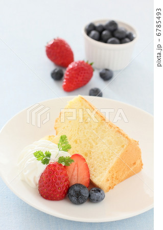 シフォンケーキ　スイーツ　フルーツ 6785493