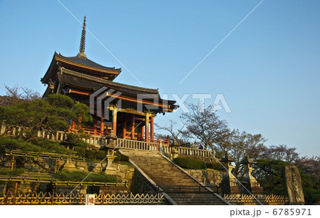 清水寺の「三重塔(奥)」と「西門(手前)」（京都市東山区） 6785971