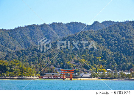 厳島神社の海上に立つ大鳥居（廿日市市宮島町／広島県） 6785974