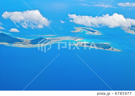 伊平屋島(左)・野甫島(中央手前)・具志川島(中央奥)・伊是名島(右)の空撮(沖縄県) 伊平屋島(左)・野甫島(中央手前)・具志川島(中央奥)・伊是名島(右)の空撮(沖縄県) 6785977