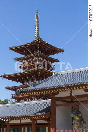 薬師寺の中門と西塔 薬師寺の中門と西塔 6786012