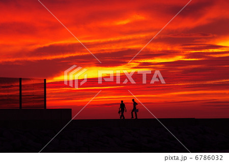 夕焼けと釣り人 6786032