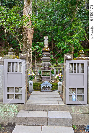 源頼朝の墓(白旗神社/神奈川県鎌倉市西御門) 源頼朝の墓(白旗神社/神奈川県鎌倉市西御門) 6786475