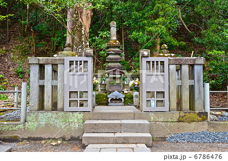 源頼朝の墓（白旗神社／神奈川県鎌倉市西御門） 6786476