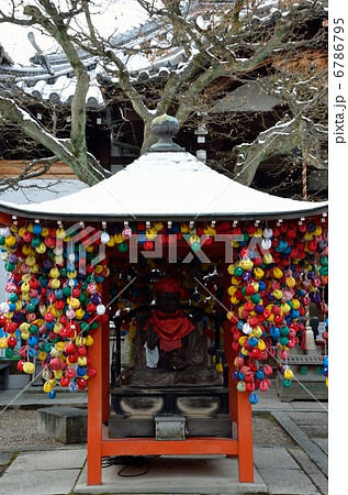 雪の八坂庚申堂、お地蔵様 6786795