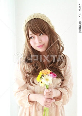 花とガーリーな若い女性 6787067