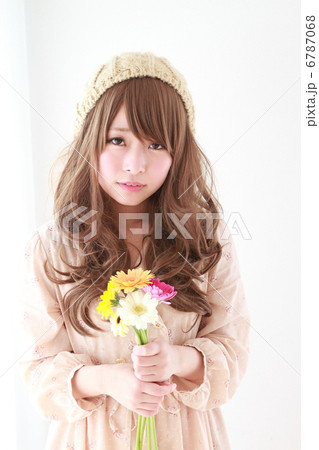 花とガーリーな若い女性 6787068