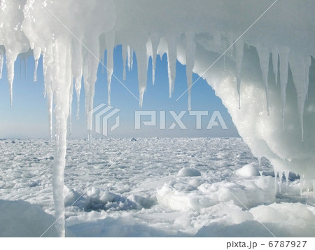 つらら越しの流氷 6787927
