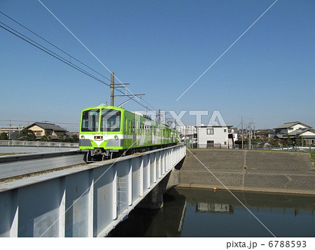 流山線　鉄橋を走る電車 6788593