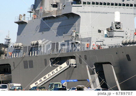 輸送艦「おおすみ」の入港風景 6789707