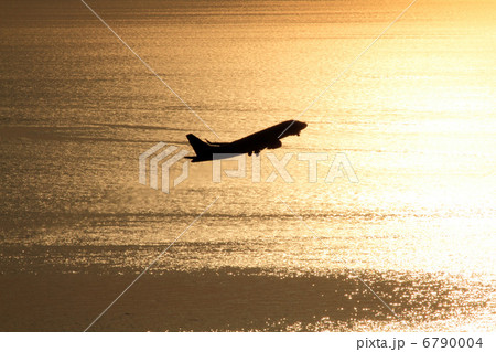 夕焼けの海と飛行機 夕焼けの海と飛行機 6790004