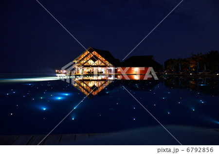 モルジブのリゾートプールの夜景 6792856