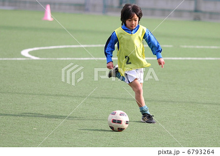 ユニフォームを着たサッカー少年のドリブルシーン ユニフォームを着たサッカー少年のドリブルシーン 6793264