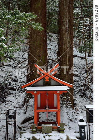 鞍馬寺、僧正が谷不動堂の祠 鞍馬寺、僧正が谷不動堂の祠 6793289