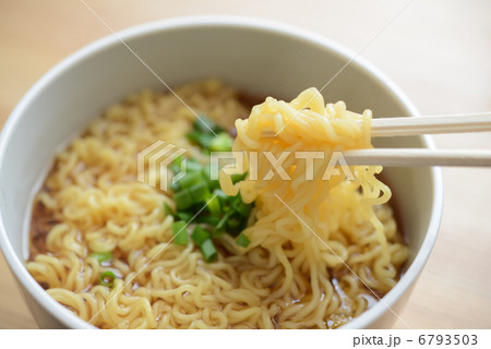 拉麺を持つ食べる 拉麺を持つ食べる 6793503