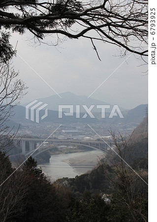 岩本山公園から見た南アルプス連峰と富士川と新東名高速道路 6793925