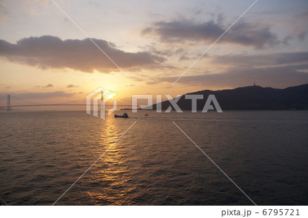 朝焼けの明石海峡大橋 6795721