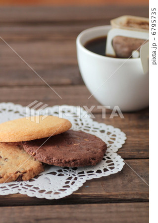ドリップコーヒーと3種類のクッキー ドリップコーヒーと3種類のクッキー 6795735