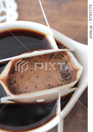 お湯を注いだ一杯抽出型ドリップコーヒー 6795779