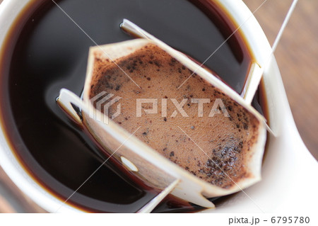 お湯を注いだ一杯抽出型ドリップコーヒー 6795780