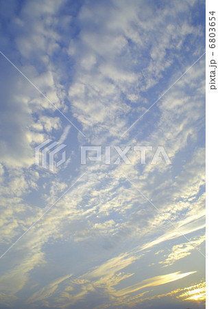 うろこ雲と夕焼け 6803654