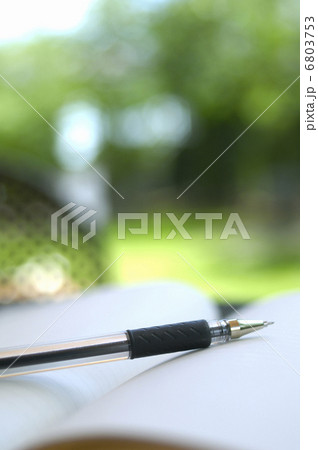 ノートとボールペン 6803753