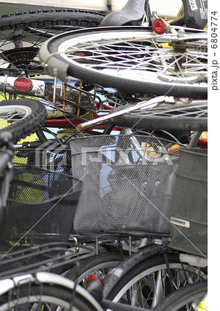 積み上げられた放置自転車 積み上げられた放置自転車 6804774