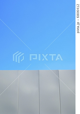 青空と鉄板の塀 6806412
