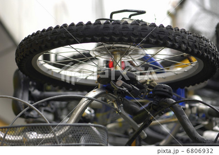 積み上げられた放置自転車 6806932