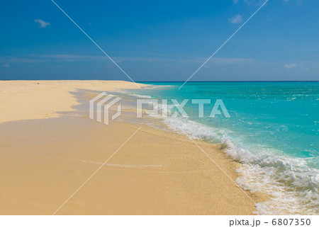 beach, sea and deep blue sky 6807350