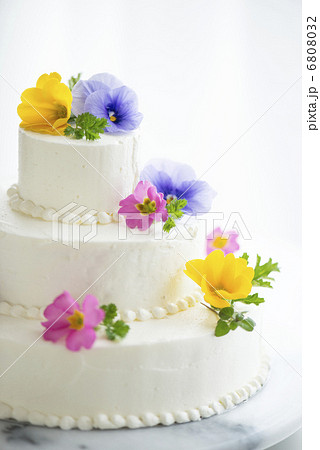 エディブルフラワーのウェディングケーキの写真素材