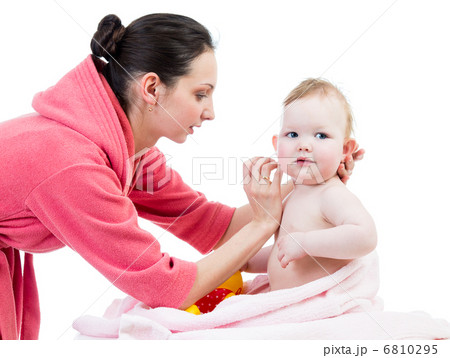 mother cleaning ears her baby after bathing 6810295