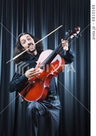 Man playing the cello 6810588